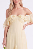 Vestido comprido de dama de honor em chiffon de chiffon com folhos ao ombro descoberto