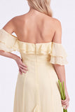 Vestido comprido de dama de honor em chiffon de chiffon com folhos ao ombro descoberto
