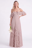 Vestido comprido de dama de honor em chiffon de chiffon com folhos ao ombro descoberto