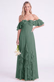Vestido comprido de dama de honor em chiffon de chiffon com folhos ao ombro descoberto