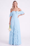 Vestido comprido de dama de honor em chiffon de chiffon com folhos ao ombro descoberto