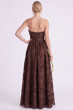 Vestido longo de dama de honor floral A-Line Espresso sem alças com folhos