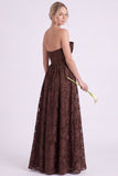 Vestido longo de dama de honor floral A-Line Espresso sem alças com folhos