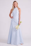Vestido comprido de dama de honor azul claro com decote halter e linha A