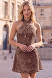 Vestido curto de regresso a casa azul com decote halter e linhas florais, com lantejoulas