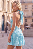 Vestido curto de regresso a casa azul com decote halter e linhas florais, com lantejoulas
