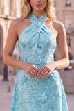 Vestido curto de regresso a casa azul com decote halter e linhas florais, com lantejoulas
