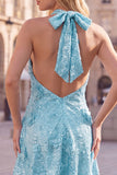Vestido curto de regresso a casa azul com decote halter e linhas florais, com lantejoulas