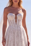 Vestido de Noiva Branco Corset Branco Strapless de Renda Linha A com Véus