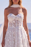 Vestido de Noiva Longo Floral com Aplicação Floral em Espartilho Branco em Tule