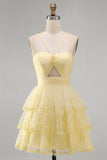 Vestido Curto de Finalista Amarelo Amarelo A-Line Recortado, Pérolas com Folhos em Escalões