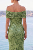 Vestido maxi de sereia bordado floral com lantejoulas douradas no ombro