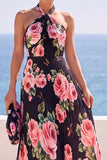 Vestido Maxi preto de decote halter, estampado floral e plissado em chiffon
