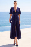 Vestido midi de bolinhas azul-marinho, decote em V, alta e bainha baixa, com mangas curtas esvoaçantes