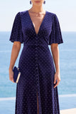 Vestido midi de bolinhas azul-marinho, decote em V, alta e bainha baixa, com mangas curtas esvoaçantes