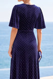 Vestido midi de bolinhas azul-marinho, decote em V, alta e bainha baixa, com mangas curtas esvoaçantes