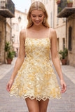 Vestido Curto de Finalistas com Bordado Amarelo em Linha A com Pérolas e Aplicações Florais 3D