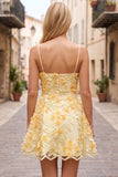Vestido Curto de Finalistas com Bordado Amarelo em Linha A com Pérolas e Aplicações Florais 3D