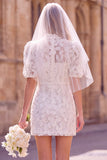 Vestido de noiva branco de gola alta e mangas bufantes floral mini elopement