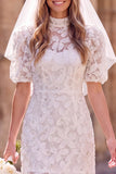 Vestido de noiva branco de gola alta e mangas bufantes floral mini elopement