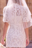 Vestido de noiva branco de gola alta e mangas bufantes floral mini elopement