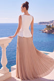 Vestido formal longo de gola bateau, pregueado em linha A e pregue, branco e champanhe