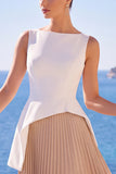 Vestido formal longo de gola bateau, pregueado em linha A e pregue, branco e champanhe