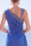 Vestido formal de sereia verde escuro com contas assimétricas e decote franzido