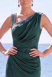 Vestido formal de sereia verde escuro com contas assimétricas e decote franzido