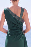 Vestido formal de sereia verde escuro com contas assimétricas e decote franzido