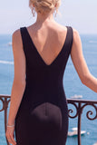 Vestido formal longo em forma de sereia preto e branco com decote em V e fenda
