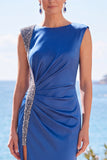 Vestido formal longo com missangas azuis com bainha franzida