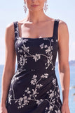 Vestido formal longo com decote quadrado, jacquard floral azul com decote quadrado e fenda