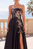 Vestido formal longo sem alças com bordado floral preto e abertura lateral