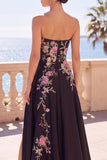 Vestido formal longo sem alças com bordado floral preto e abertura lateral
