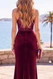 Veludo Borgonha, lantejoulas, gola alta, bainha franzida, vestido formal comprido com fenda