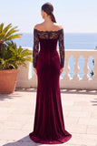 Vestido formal longo de sereia em veludo de ombros descobertos, renda de ombros descobertos