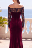 Vestido formal longo de sereia em veludo de ombros descobertos, renda de ombros descobertos