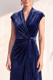 Vestido de Mãe da Noiva em veludo azul escuro com decote em V e decote longo
