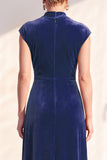 Vestido de Mãe da Noiva em veludo azul escuro com decote em V e decote longo