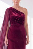 Vestido Borgonha de Mãe da Noiva Com Capa Lateral de Um Ombro e Faixa