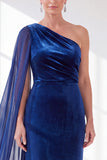 Vestido Borgonha de Mãe da Noiva Com Capa Lateral de Um Ombro e Faixa