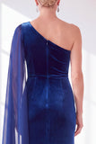 Vestido Borgonha de Mãe da Noiva Com Capa Lateral de Um Ombro e Faixa