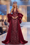 Vestido de concurso comprido com mangas de concurso com lantejoulas de sereia borgonha com folhos