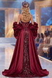 Vestido de concurso comprido com mangas de concurso com lantejoulas de sereia borgonha com folhos
