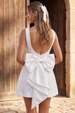 Vestido curto de chá de panela com gola de solteira em marfim, pérolas em linha A, renda de barco, com laço