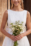 Vestido curto de chá de panela com gola de solteira em marfim, pérolas em linha A, renda de barco, com laço