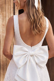 Vestido curto de chá de panela com gola de solteira em marfim, pérolas em linha A, renda de barco, com laço