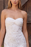 Vestido Curto de Chá de Noiva Curto Curto de Panela Bodycon em Marfim em Marfim, Renda Embaraçada, Floral e Franzido, Curto de Chá de Noiva