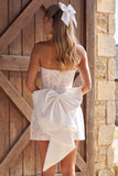 Vestido Curto de Chá de Noiva com Laço de Renda de Marfim, Pérolas A-Line Strapless Strapless